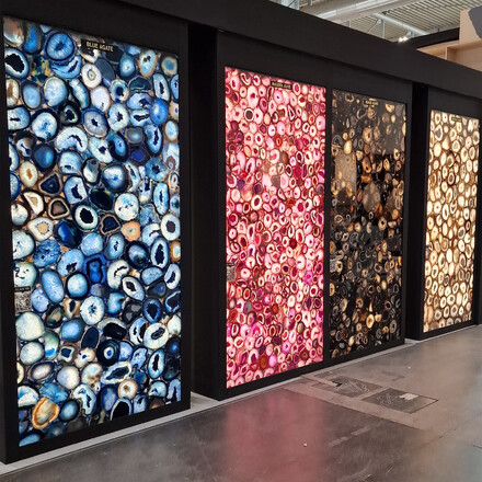 Prosvícené polodrahokamové desky vhodné pro obklad stěny technikou bookmatch