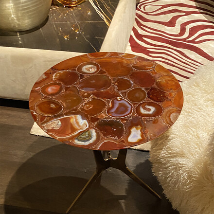 Konferenční stolek s kamennou deskou z červeného polodrahokamu