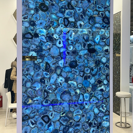 Prosvícená modrá deska polodrahokamu ideální pro obklad stěny