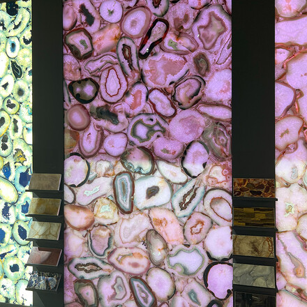 Růžová prosvícená kamenná deska achátu