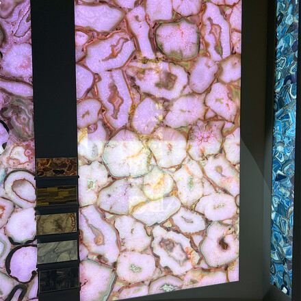 Prosvícená deska růžového achátu