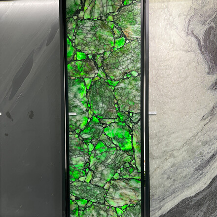 Zelená kamenná deska polodrahokamu tanzanit