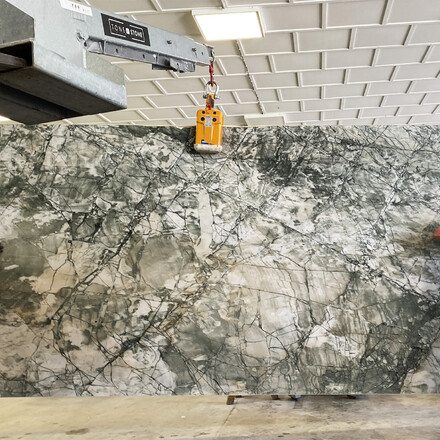 Přírodní kámen s šedými odstíny a kontrastním žilkováním Acquabella Verde