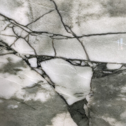 Detail kresby kvarcitu Acquabella Verde s tmavě šedým žilkováním 