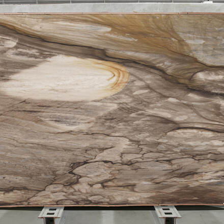 Světle hnědá deska přírodního kamene Ebano s výraznou světlou kresbou