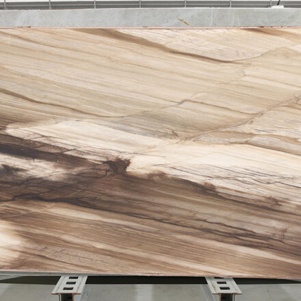 Krémová deska z přírodního kamene Ebano se zemitými tóny plnými světle hnědé, tmavě hnědé a krémové