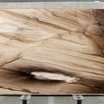 Výrazná kresba kvarcitu Ebano v zemitém odstínu a tmavě hnědou lineární kresbou