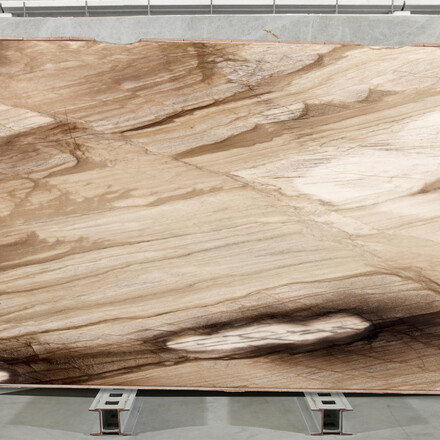 Hnědý přírodní kámen Ebano s výraznou zemitou texturou