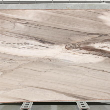 Krémová, světle hnědá kresba kvarcitu Ebano