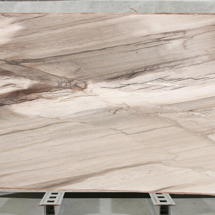 Jemný zemitý odstín hnědé přírodního kamene Ebano