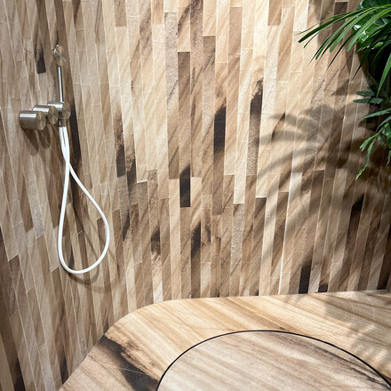 Kamenný obklad koupelny z kvarcitu Ebano v zemitých, hnědých odstínech