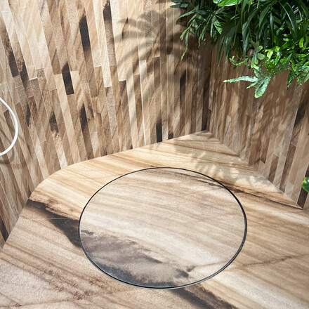 Hnědý obklad sprchového koutu z přírodního kamene Ebano