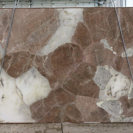 Světle hnědé tóny přírodního kvarcitu Atatakam, který je možné částečně prosvítit