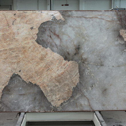 Krystalická kresba v elegantních zemitých tónech šedé přírodního kamene Atakama