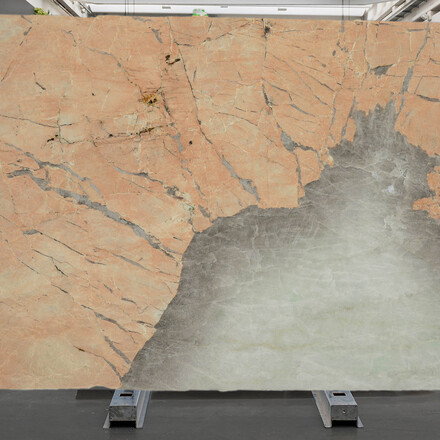 Zemitá kresba kamenné desky kvarcitu Atakama, která umožňuje částečné prosvícení