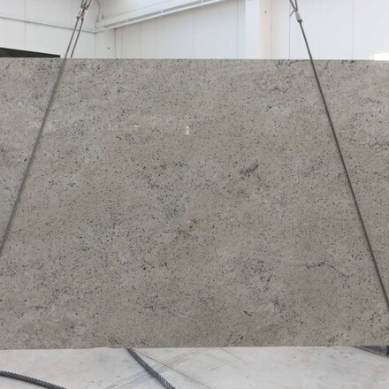 Světlá kamenná deska žuly Colonial White v leštěné povrchové úpravě