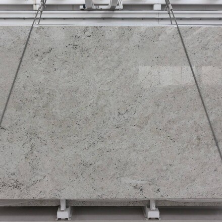 Světlá deska přírodního kamene Colonial White v lesklé povrchové úpravě s jemnou kresbou