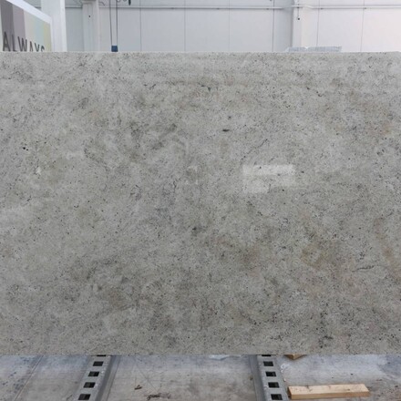 Indická žula Colonial White ve světlých odstínech bílé a krémové s lesklým povrchem