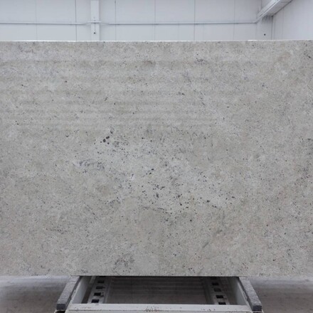 Kamenná deska žuly Colonial White v lesklé povrchové úpravě ve světlých odstínech bílé a krémové