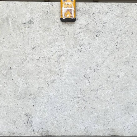 Bílá deska přírodního kamene Colonial White v matné povrchové úpravě satina