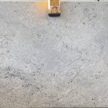 Žula Colonial White v matné povrchové úpravě satina s jemnou zrnitou kresbou