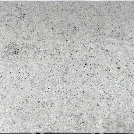 Žulová deska Colonial White v bílém odstínu s lesklou povrchovou úpravou