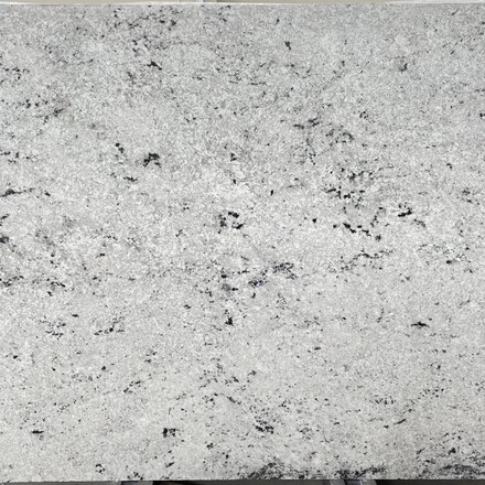 Přírodní kámen žula Colonial White v bílých a světlých barevných tónech s matnou povrchovou úpravou satina