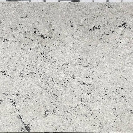 Bílá žulová deska kamene Colonial White s jemnými kontrastními zrnky v leštěné povrchové úpravě