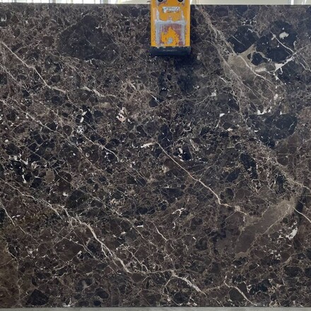 Hnědá mramorová deska Emperador Brown se zlatým žilkováním a lesklou povrchovou úpravou