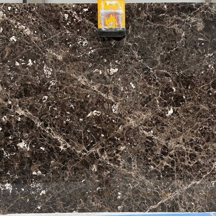 Kamenná deska mramoru Emperador Brown v zemitých odstínech hnědé se zlatým žilkováním
