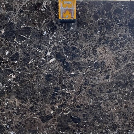 Mramor Emperador Brown v hnědých odstínech s výrazným žilkováním 