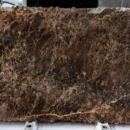 Hnědá deska přírodního kamene Emperador Brown v leštěné povrchové úpravě s charakteristickým zlatým žilkováním