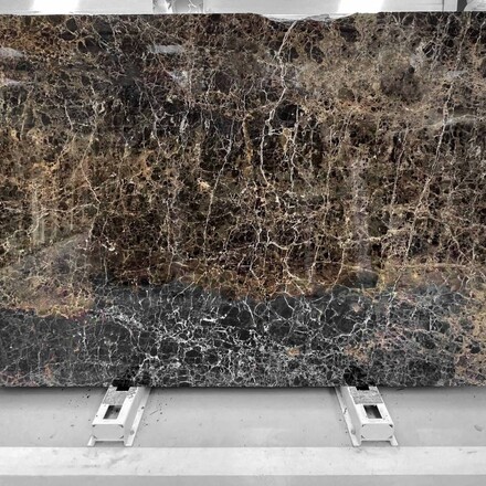 Mramorová deska Emperador Brown v hnědých, zemitých tónech se zlatým žilkováním