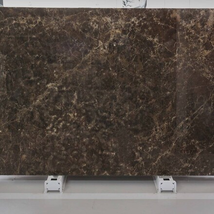 Deska přírodního kamene Emperador Brown v hnědém odstínu se zlatým žilkováním
