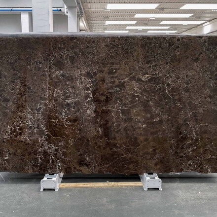 Hnědý mramor Emperador Brown v leštěné povrchové úpravě je ideální pro luxusní interiérové projekty