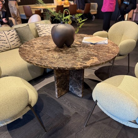 Hnědý kamenný stůl z mramoru Emperador Brown v kulatém tvaru
