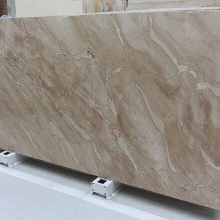 Béžový přírodní kámen Daino, je italský mramor v zemitých odstínech béžové, krémové a bílé