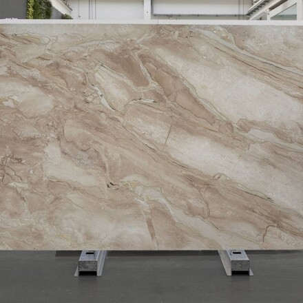 Světlá, béžová mramorová deska Daino s lesklým povrchem