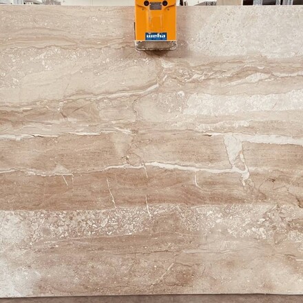 Krémový mramor Daino s jemnou kresbou a odstíny béžové, krémové, bílé a zlaté