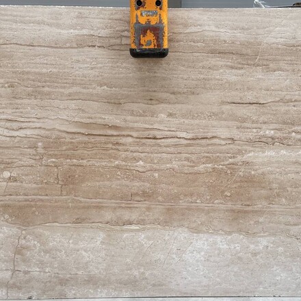 Kamenná deska italského mramoru Daino v zemitých krémových odstínech 