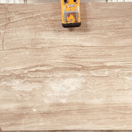 Béžová mramorová deska Daino s jemnou lineární kresbou v odstínech  béžové, krémové, bílé a zlaté