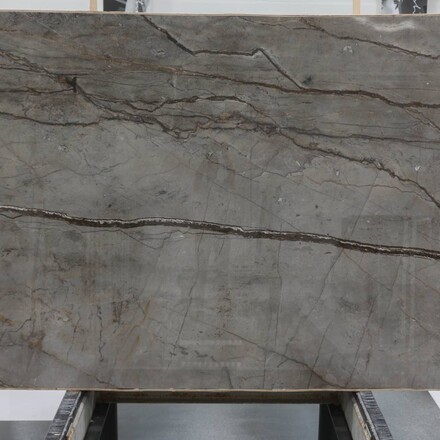 Šedá mramorová deska Harmony Grey s výrazným žilkováním a zemitými odstíny