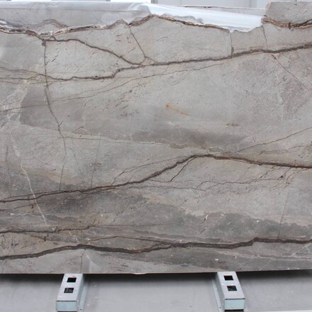 Šedý mramor Harmony Grey v zemitých odstínech a výrazným žilkováním