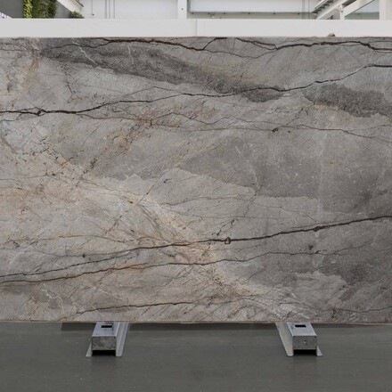Šedá kamenná deska mramoru Harmony Grey v zemitých tónech a s výrazným žilkováním