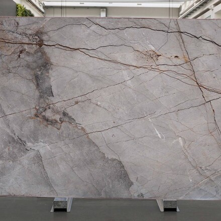 Šedý přírodní mramor Harmony Grey v zemitých tónech a s kontrastním žilkováním