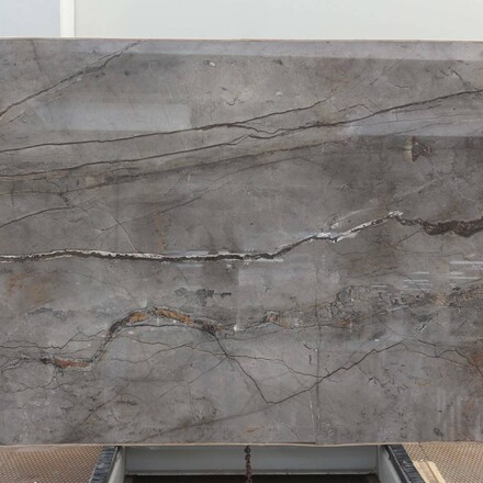 Šedý přírodní mramor Harmony Grey v zemitém odstínu s výrazným žilkováním