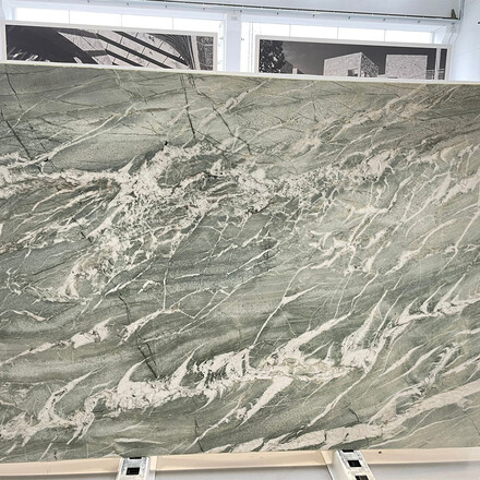 Kamenná deska kvarcitu Tiffany v zelených tónech s výrazným bílým žilkováním