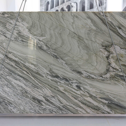 Kvarcitová deska Tiffany v zelené barvě s výraznou kresbou je ideální volbou pro luxusní interiéry Kvarcitová deska Tiffany v zelené barvě s výraznou kresbou je ideální volbou pro luxusní interiéry