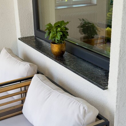 Venkovní parapet z přírodního kamene Steel Grey v šedé barvě a kartáčované povrchové úpravě