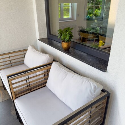 Šedý žulový parapet z přírodního kamene Steel Grey